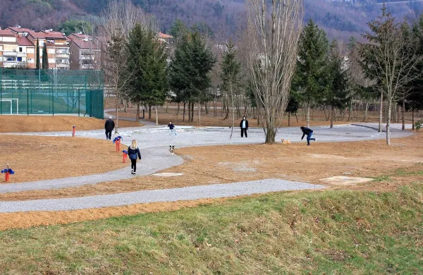 Bo enako veljalo za čez zimo urejene sprehajalne poti in 
dvonamensko igrišče na pesku?  