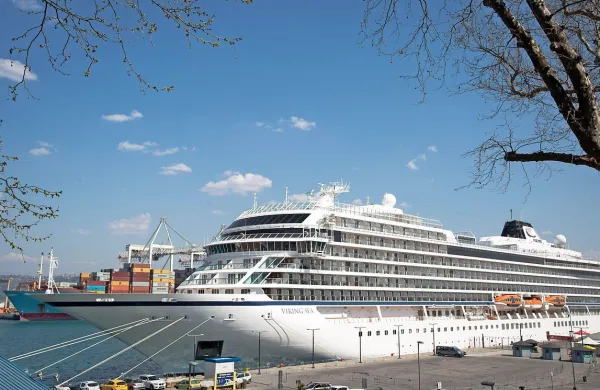 V zgodnjih jutranjih urah se je ob koprski potniški terminal 
privezala ladja Viking Sea.