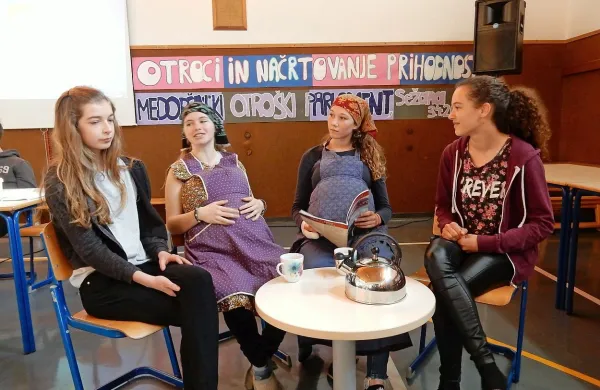Sežanski osnovnošolci so svoje razmišljanje o prihodnosti in 
skrbi o tem, kakšen poklic izbrati, predstavili s skečem.