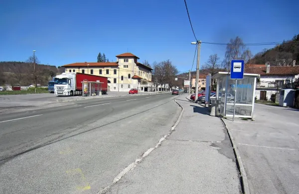 Predvidoma junija letos bodo začeli v Senočečah obnavljati 
kilometer ceste skozi naselje, pločnikov, postajališč, javne 
razsvetljave  in komunalne infrastrukture. Dela naj bi zaključili 
maja drugo leto. 