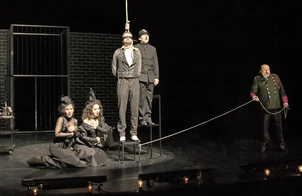 Novogoriška Beraška opera v režiji Vita Tauferja je  velika in v 
vseh pogledih vrhunska uprizoritev.