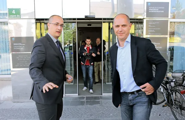 Jure Leben (levo) in Jože P. Damijan sta se včeraj pogovorila 
o tehničnih podrobnostih sodelovanja, ki ga je koalicija 
zaukazala ministrstvu za infrastrukturo. 