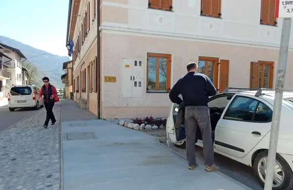 Ker še ni oznak, v Kobaridu z avtomobili zapirajo prehod na klančnino. 