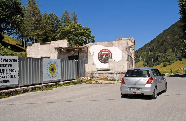 Med neprodanimi je ostal tudi  sklop zemljišč na območju 
nekdanjega Hotela Poldanovec na Lokvah, vključno z ruševino.