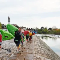 Zadnja dva dneva so veslači skorajda več hodili kot veslali.