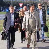 Odvetnika Bogomir Horvat (levo) in Monika Mavsar sta na 
prvi narok prikorakala v družbi treh obtoženih.