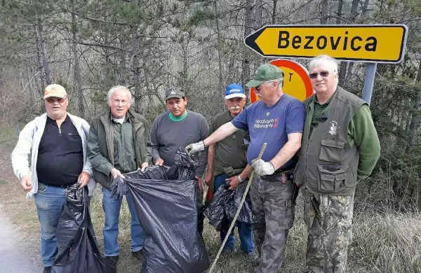Zbrali so 46 kubičnih metrov smeti