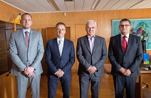 Novo štiričlansko Hitovo upravo predstavljajo (z leve): Tevž Korent, Janez Mlakar, Zvonko 
Šuler in Marjan Zahar.