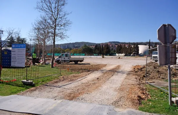 Podjetje Grafist trenutno gradi veliko nogometno igrišče z 
naravno travo, ki naj bi ga končali predvidoma do konca  
junija.