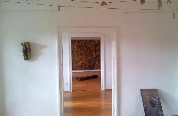 V Lokarjevi galeriji se do 14. aprila na razstavi Mozaik 2017 
predstavljajo štirje novi člani Društva likovnih umetnikov 
Severne Primorske. Na fotografiji dela Eneja Gale.   