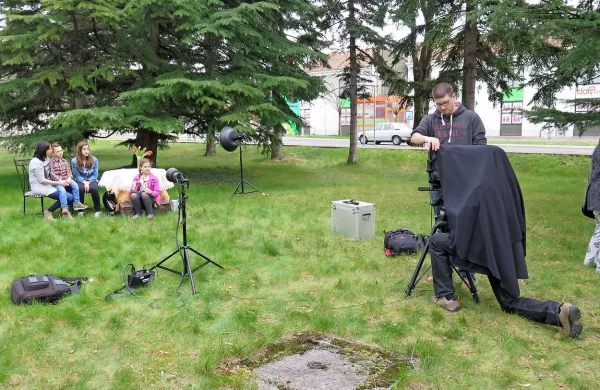 Tako so lani v sklopu festivala SeFF študentje prikazali, kako 
so fotografi delali v preteklosti, ko so bili časi osvetlitev precej 
daljši, s tem pa tudi ves postopek portretiranja.