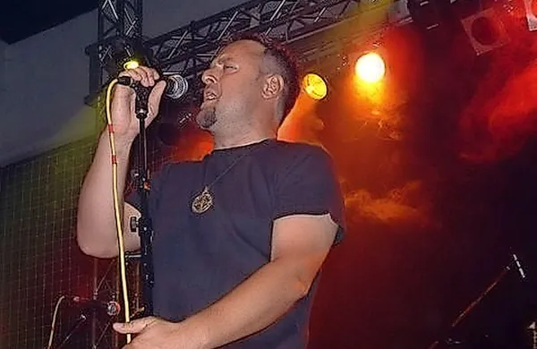 Napovedani koncert kontroverznega hrvaškega glasbenika 
Marka Perkovića Thompsona, ki bo 20. maja v Mariboru, že 
zdaj razdvaja in razburja javnost. 
