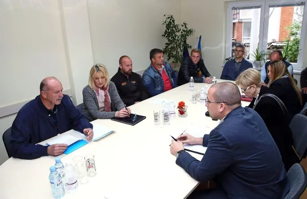Madžarski posli za zaprtimi vrati