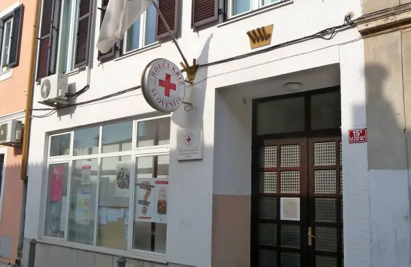 Izolski RK  zbira denar za družino na transakcijskem računu 
številka  101000029190108 s pripisom “POŽAR”.