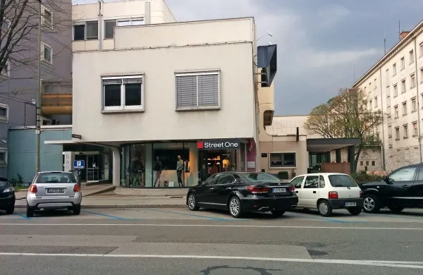 Jeseni leta 2009 je skupina obtoženih iz nekdanje trgovine 
Manufaktura odnesla za 45.000 evrov različnih oblačil, a so 
jim policisti preprečili načrte. 