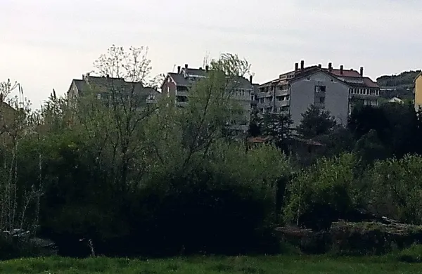 V ponedeljek popoldne sta policista v Luciji opazila požar, 
nato pa reševala  žensko, ki se ni hotela umakniti iz prikolice. 