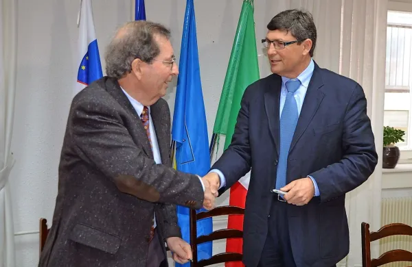Enrico Galassi (levo) in izolski župan Igor Kolenc ob podpisu 
koncesijske pogodbe pred tremi leti. 