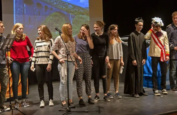 Gimnazijci so vrstnike sprejeli s kratko uprizoritvijo otvoritve Bohinjske proge.