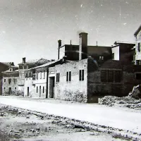Današnje Vojkovo nabrežje oziroma stavba, ki nosi ime 
Krpan. Nekoč so bile v njej tovarna Iplas in pisarne. V stavbi 
so imeli celo tuše, ki so jih lahko uporabljali tudi ostali 
Koprčani. Kasneje so prvo javno kopalnico zgradili malo 
naprej, tam kjer je danes kemijska čistilnica nasproti vrtca 
Delfino Blu. 