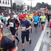 Maraton gotovo ni enostavna preizkušnja, opozarjajo strokovnjaki. Nanjo naj se podajo dobro pripravljeni športniki, ki 
vedo, kako se telo odziva na velike obremenitve. 