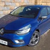 Clio GT-line je v modro-sivi kombinaciji videti prav strupeno.


