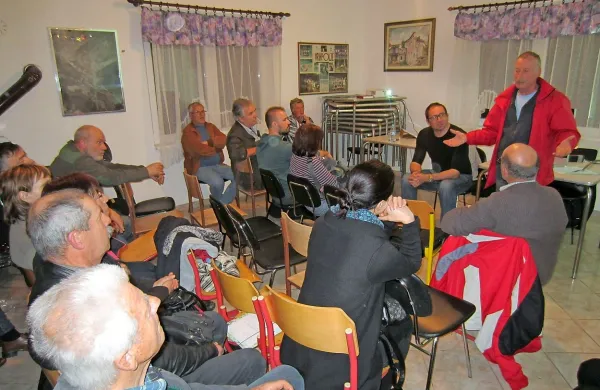 Silvester Sikošek (stoji v rdečem) že več kot dve leti prepričuje sokrajane, da bi v Vrhpoljah dovolili vetrnico. K 
sodelovanju je zato povabil Aleša Pučnika (sedi ob njem), 
solastnika vetrnice v Razdrtem, ki bi v tej vasi zgradil še dve 
vetrnici.  
