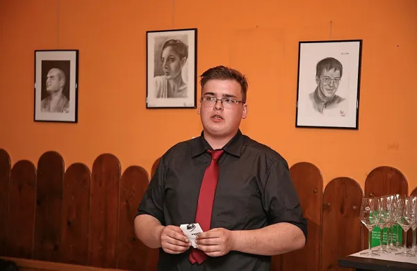 Matej Žužek na svoji prvi  razstavi predstavlja portrete svetovnih legend.