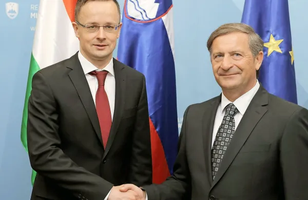 Zunanji minister Karl Erjavec je danes v Ljubljani sprejel 
madžarskega kolega Petra Szijjarta, ki se mudi na uradnem 
obisku v Sloveniji.