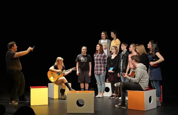 Polovica drugošolcev je pripravila avtorsko mladinsko igro Gremo mi v tri krasne ...