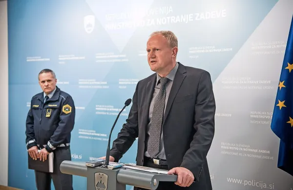 Marjan Fank: “Če pride do zadetka -  in v prvem 
obdobju pričakujemo, da se bo število zadetkov 
povečalo - se s tem ne bo ukvarjal policist, ki 
opravlja kontrolo, ampak nekdo v drugi liniji 
kontrole, ki bo prevzel postopek.”