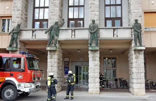 Sredi delovnega dneva so pred novogoriško mestno hišo 
prihiteli gasilci in izpraznili stavbo.