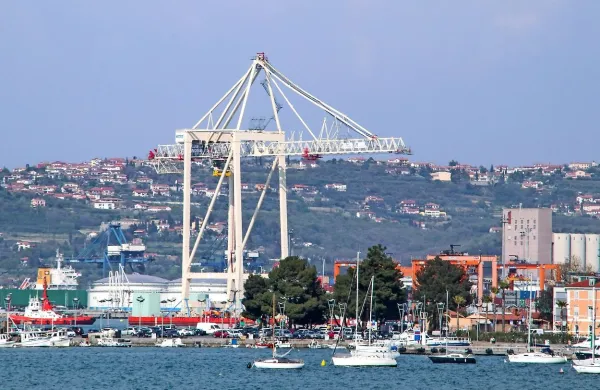 Včeraj je v Koper prispelo prvo od dveh največjih kontejnerskih dvigal.