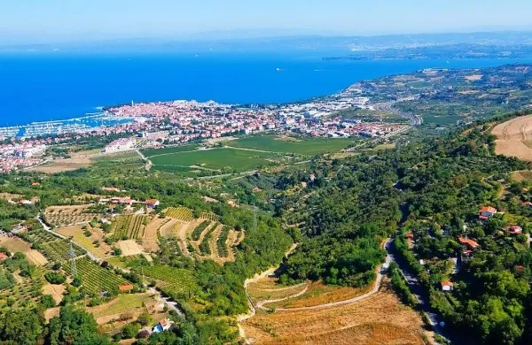 Občina Izola je v začetku tedna na svoji spletni strani objavila 
drugo letošnjo javno dražbo za prodajo nepremičnin na 
območju Šareda.