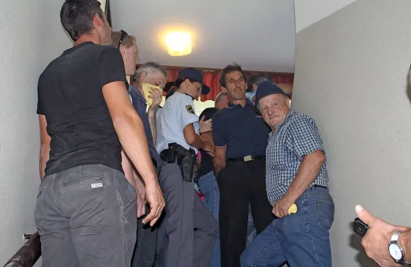 Večine malih delničarjev 1. septembra lani niso spustili na 
skupščino Certe Holdinga.