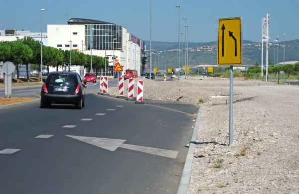 Del Ankaranske ceste je že od leta 2011, ko so zgradili južno 
ankaransko vpadnico,  zožen v dvopasovnico namesto štiripasovnice in je za voznike zelo moteč.