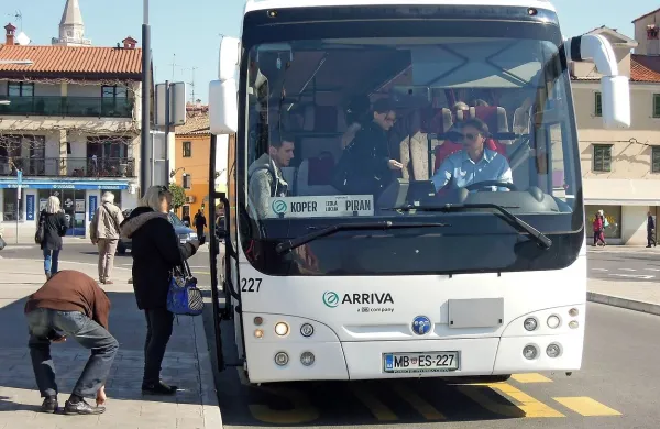 Avtobus z mariborskimi tablicami še zmeraj vozi po istrskih cestah in skozi predor Markovec, 
ob policijskem pregledu pa je imel dotrajano gumo.