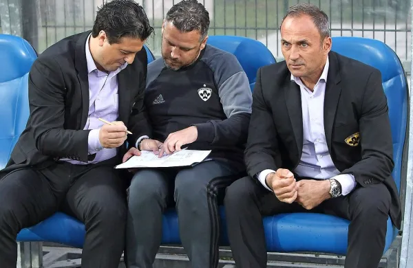 Z leve - športni direktor Maribora Zlatko Zahović, večni 
pomočnik trenerja Damijan Gajser in trener, Izolan Darko 
Milanič.