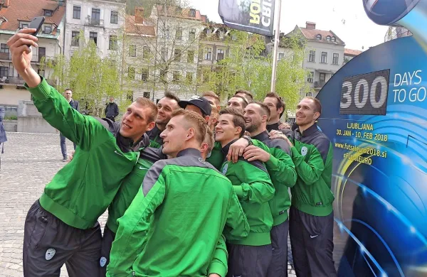 Takole so v središču Ljubljane slovenski reprezentanti posneli   selfie  pred odštevalnikom do evropskega prvenstva. 