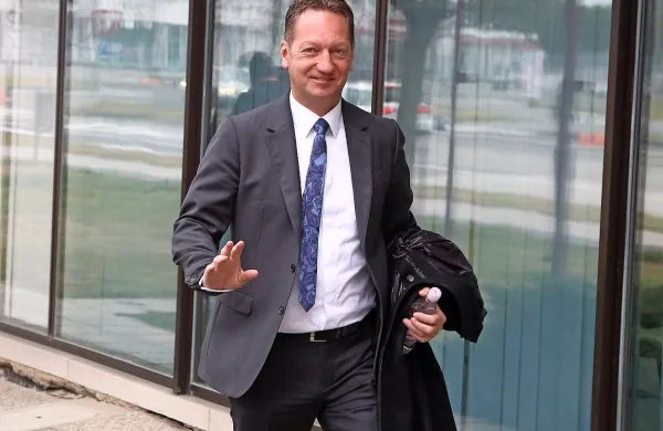 Koprskega župana Borisa Popoviča včeraj ni bilo na sodišče, 
njegov  odvetnik Uroš Čop iz odvetniške pisarne Senica je 
pojasnil, da je razlog za odsotnost zdravstvene narave.