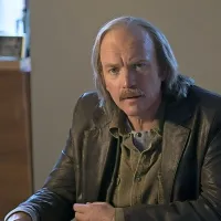 Ewan McGregor je skorajda nerazpoznaven v vlogi Raya 
Stussyja.