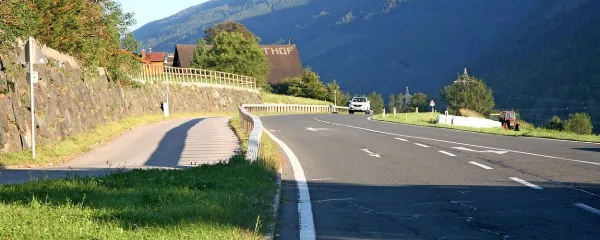 Tipična osvetlitev v Avstriji, kjer so svetilke na razdalji 100 
metrov in na samo štirimetrskih drogovih.