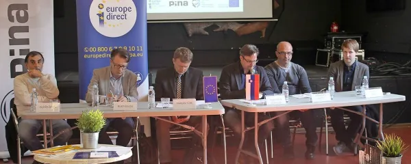 O pametnem mestu so razmišljali (z leve): Aljoša Žerjal, Blaž Golob, Marjan Turk, Simon Delakorda, Sebastjan Jeretič, Matevž Starus.