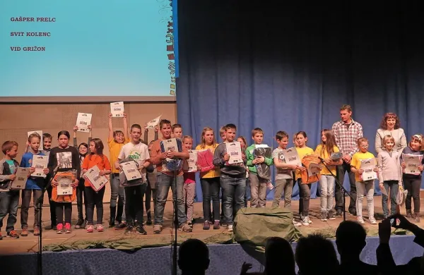 Udeležencem literarnega in likovnega natečaja v akciji Za 
mladost brez drog sta priznanja podelila jadralec Vasilij 
Žbogar in divaška županja Alenka Dovgan Štrucl.