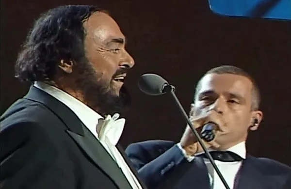 Luciano Pavarotti je pogosto nastopal tudi s pop pevci, v 
ozadju Eros Ramazzotti.