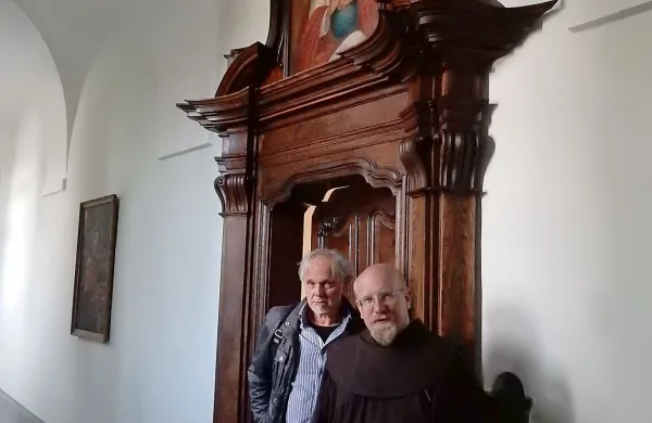 Restavrator Damijan Koradin in pater Jernej Kurinčič sta 
zadovoljna, da se dediščina v samostanu obnavlja. 