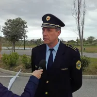 Vodja oddelka za državno mejo in tujce na Policijski upravi 
(PU) Koper Vilijem Toškan, ki je nadzoroval delo policistov na 
MP Dragonja, je ocenil, da je bilo tam dopoldne pol ure do 
ene ure čakalne dobe. 