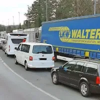 Kolona vozil pred mejnim prehodom Starod se danes premika še počasneje kot po polžje.