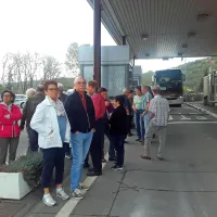 Nemški turisti potrpežljivo čakajo na to, da se bodo po 
preverjanju dokumentov znova povzpeli na avtobus. Strožji 
nadzor na meji jih ne moti.