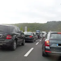 Strožje preverjanje zablokiralo mejni prehod Starod