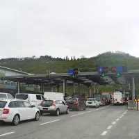 Strožje preverjanje zablokiralo mejni prehod Starod